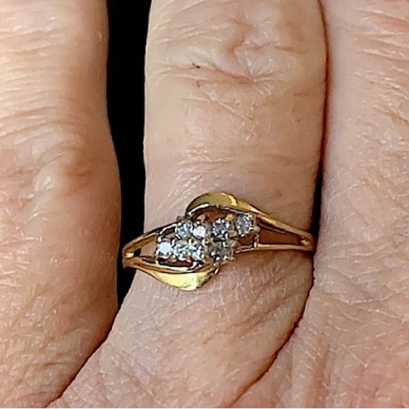14k diamond cluster ring! Beautiful! - Picture 1 of 7